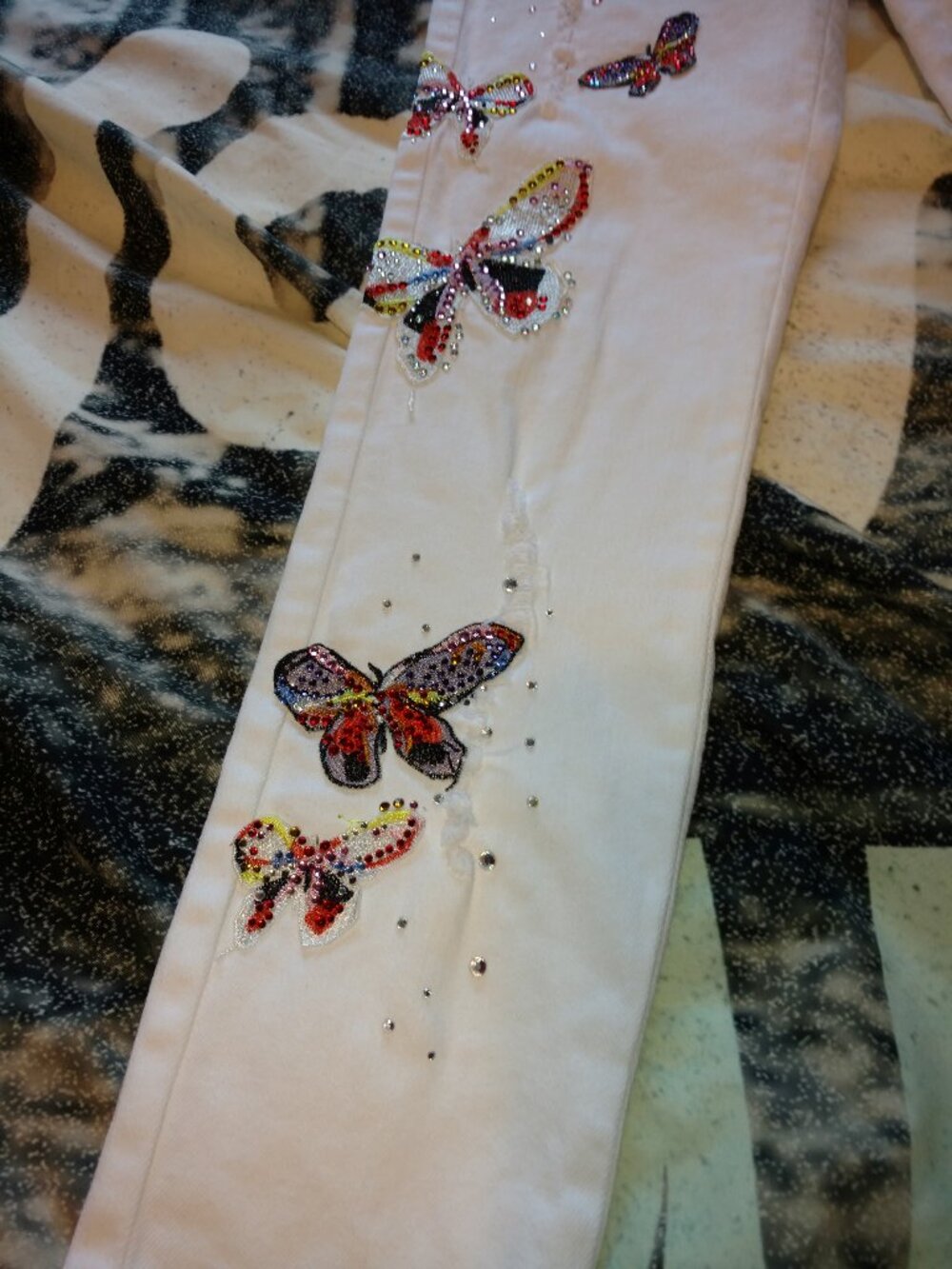 Boston Proper Distressed Butterfly Patch Embellished White Jeans Sz.0 - Picture 3 of 13